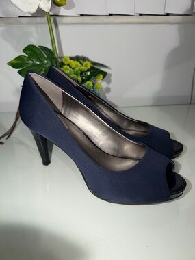 Bandolino Women's Navy Peep-Toe Heels